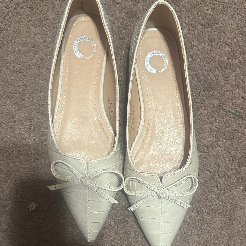 Elegant Cream Croc-Embossed Flats